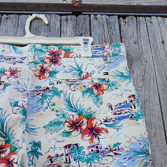 Tommy Hilfiger Tropical Vacation Scene Chino Shorts Size 34 Hawaiian Floral - Picture 3 of 6